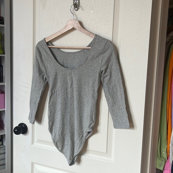 3/$30 BNWOT gap size XS full sleeve bodysuit in colour gray - Picture 4 of 5